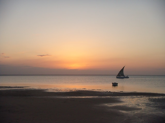 dhow-sailing-bazaruto-archipelago-mozambique